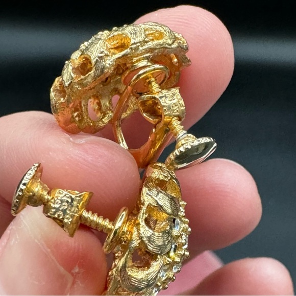 NWT Vintage Sparkly Gold Tone Dome Shaped Screw back Earrings - Picture 12 of 14